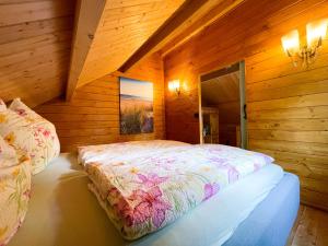 Tempat tidur dalam kamar di Ferienhaus Blockhaus am Hengstberg bei Dresden