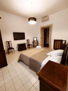 ein Hotelzimmer mit einem Bett und einem Flachbildfernseher in der Unterkunft St. Peter luxury home in Rom