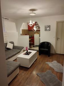 een woonkamer met een bank en een tafel bij V&J apartments in Podgorica
