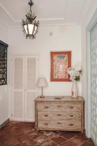 Habitación con tocador con lámpara y foto en Apartamentos Boutique Vida, en Sevilla