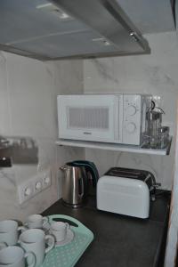blat kuchenny z kubkami i kuchenką mikrofalową w obiekcie Suite Estudio Montaña w mieście Torremolinos