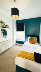 מיטה או מיטות בחדר ב-Gillingham Centre Modern Apartment