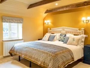 Ліжко або ліжка в номері Pass The Keys Goose Feather Barn, Wedmore luxury cottage for two