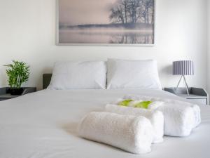 - une chambre avec un lit blanc et des serviettes dans l'établissement Pass The Keys McCracken's Townhouse - 10 Min Walk to City Centre, à Belfast