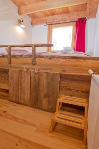 una habitación con dos literas y una ventana en Petit Chalet Montagne, en Briançon