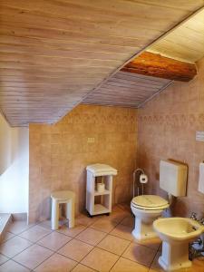 y baño con aseo y lavamanos. en Hotel Residence Sant'Anna, en Bedonia