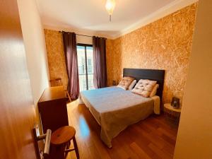 1 dormitorio con cama y ventana en Apartamentos da Carreira, en Funchal