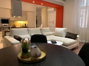 een woonkamer met een bank en een tafel bij Budapest Downtown in Style - Luxury Apartment in Boedapest