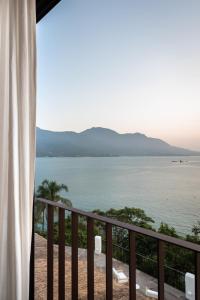 einen Balkon mit Meerblick in der Unterkunft Miradouro de São Sebastião in São Sebastião