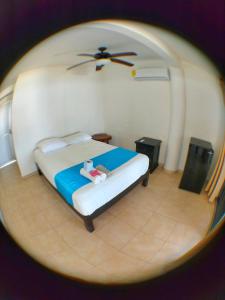 Un dormitorio con una cama con un osito de peluche. en Bungalows Las Brisas Acapulco, en Acapulco