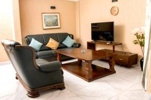 - un salon avec un canapé et une table basse dans l'établissement Residence Le Bonheur - 2 Bed Apartment by Douala Mall/Airport, à Douala