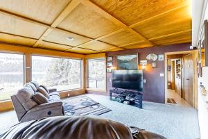 a living room with a couch and a flat screen tv at The View in Joseph