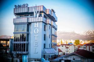 Nespecifikovaný výhled na hory nebo výhled na hory při pohledu z hotelu