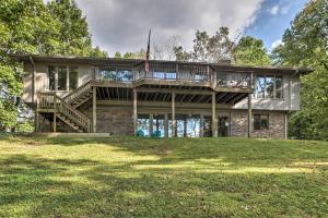 una casa con una cubierta envolvente en un césped en Chickamauga Lake Vacation Rental with Boat Dock!, en Dayton