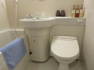 y baño con lavabo blanco y aseo. en Hotel Marue - Vacation STAY 78769v, en Kamaishi