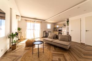 uma sala de estar com um sofá e uma mesa em Casa des Craus em La Valette-du-Var