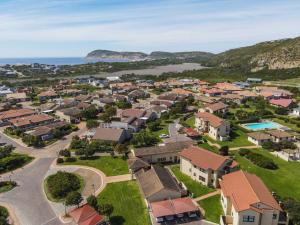 z góry widok na dzielnicę mieszkalną z domami w obiekcie Ten Whale Rock Gardens w mieście Plettenberg Bay