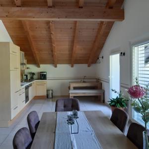 una sala da pranzo con tavolo e sedie in legno di Appartement Au a Oberperfuss