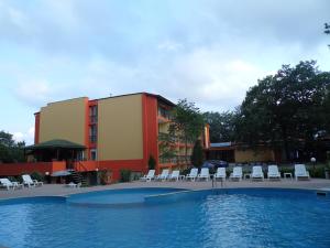 una gran piscina con sillas y un edificio en Park Hotel Kamchia, en Kamchia