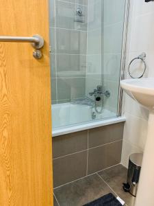 Koupelna v ubytování Apartamentos LAMAROSA -PLAYA URBANA + 22 fotografií