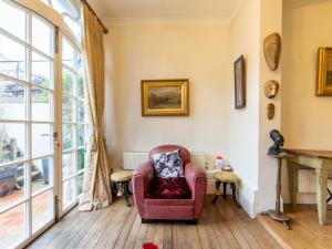 Pass The Keys Split-floors Antique Apartment in Portobello Road