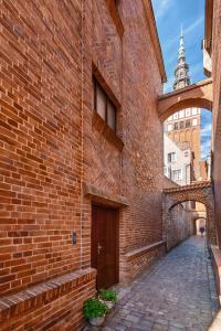 a brick building with a door on the side of it at Apartamenty przy Ścieżce Kościelnej in Elblag