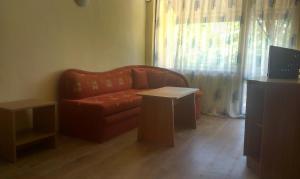 カムチヤにあるPark Hotel Kamchiaのリビングルーム(赤いソファ、テレビ付)