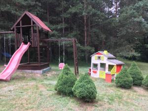 Ο χώρος παιχνιδιού για παιδιά στο Deluxe Holiday Zdrojowa -Willa typu Alpejskiego w Borach Tucholskich-Całoroczna Balia z jacuzzi-Prywatny las i strumyk -Duża Wiata grillowa
