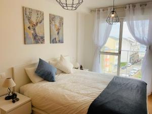 Postel nebo postele na pokoji v ubytování Apartamentos LAMAROSA -PLAYA URBANA