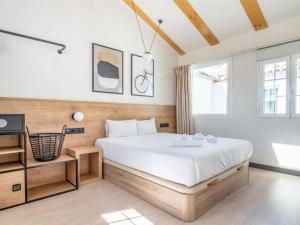 sypialnia z łóżkiem i telewizorem w obiekcie limehome Madrid Calle de la Madera - Digital Access w Madrycie