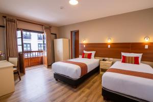 Pokój hotelowy z 2 łóżkami i balkonem w obiekcie Hotel San Pedro Plaza w Cuzco