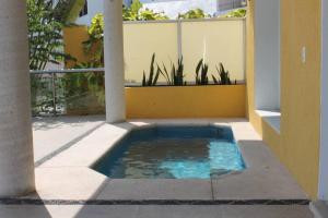a small swimming pool in the middle of a building at Casa del faro 80, con vista al mar in Manzanillo +4 photos