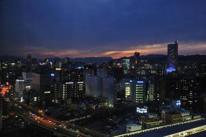 - Vistas a la ciudad por la noche en Hotel Granvia Hiroshima, en Hiroshima