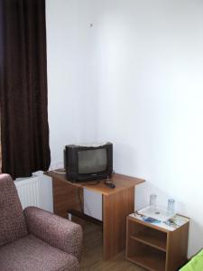 A television and/or entertainment centre at Guest House Familia