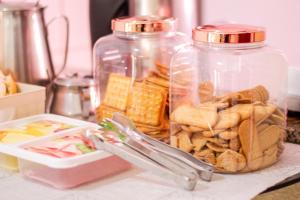 a jar of cookies and crackers on a counter at Hotel Silva Votorantim - próximo ao Hospital Santo Antônio in Votorantim +28 photos