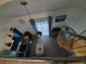 Habitación con escalera y escalera con ventana. en Nuits & Jours Duplex à Nuits Saint Georges, en Nuits-Saint-Georges