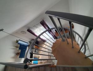 - une vue sur un escalier en colimaçon dans une maison dans l'établissement Nuits & Jours Duplex à Nuits Saint Georges, à Nuits-Saint-Georges