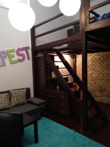 ブダペストにあるFanni apartmanのリビングルーム(ロフトベッド1台、ソファ付)