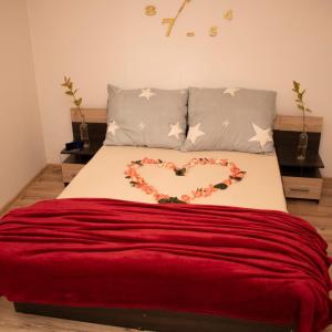 Postel nebo postele na pokoji v ubytování Welness Praha Infrasauna virivka + pokoj