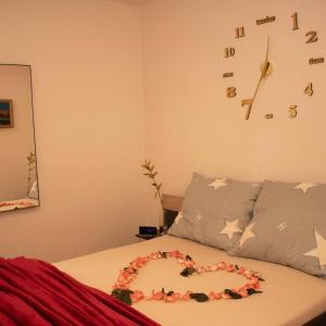 Postel nebo postele na pokoji v ubytování Welness Praha Infrasauna virivka + pokoj