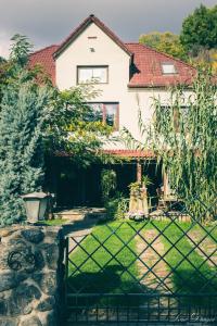 a house with a fence in front of a yard at Pensiunea Dulce Ambient in Păuliş