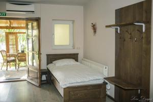 Ένα ή περισσότερα κρεβάτια σε δωμάτιο στο Pensiunea Dulce Ambient