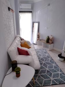 sala de estar con sofá blanco y mesa en Pocitos Nuevo, en Montevideo