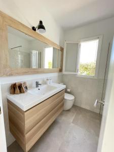 A bathroom at BiniVento- Lovely villa with pool near the beach