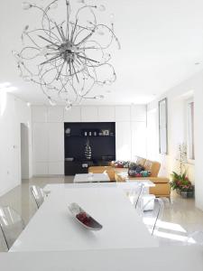 プーラにあるApartment Luxのリビングルーム(白いテーブル、シャンデリア付)