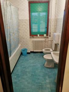 a bathroom with two toilets and a sink and a window at Villa Olga - Lunigiana in Filattiera