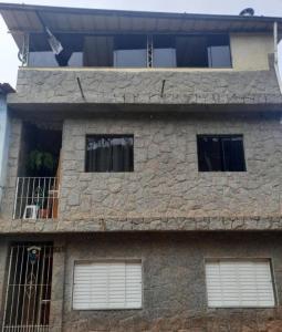 a building with three windows and a balcony at CANTINHO VOLTE SEMPRE in Aparecida