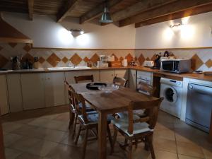 Η κουζίνα ή μικρή κουζίνα στο Gites de Nicou - Le Fournil
