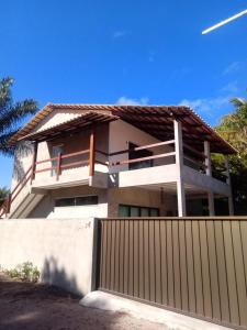 una casa con una valla delante de ella en Morada das Águas Campinho Maraú BA, en Maraú