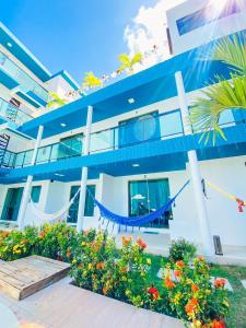 ein Gebäude mit einer Hängematte davor in der Unterkunft Porto Flats in Porto De Galinhas